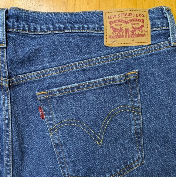 Levi's 501 Denim Shorts Size 18W 5 Button Fly Medium Wash Original Fit - Picture 6 of 8